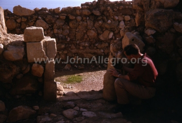 08 John Allegro and jars at the scriptorium
