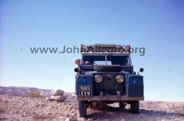 18 Expedition Landrover in the desert